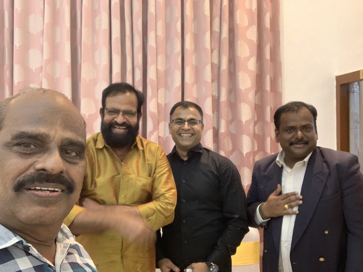 rasiazhagappan's tweet image. இன்று ராஜ்பவனில்
தமிழக ஆளுமைகளுடன் கவர்னர் என்ற பாரதி நிகழ்வில் விருது பெற்ற தருணம்
#ராசி_அழகப்பன் #tamil #filmdirector