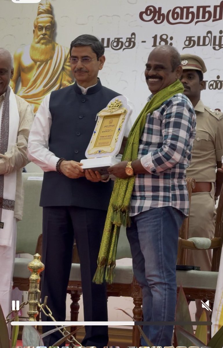rasiazhagappan's tweet image. இன்று ராஜ்பவனில்
தமிழக ஆளுமைகளுடன் கவர்னர் என்ற பாரதி நிகழ்வில் விருது பெற்ற தருணம்
#ராசி_அழகப்பன் #tamil #filmdirector
