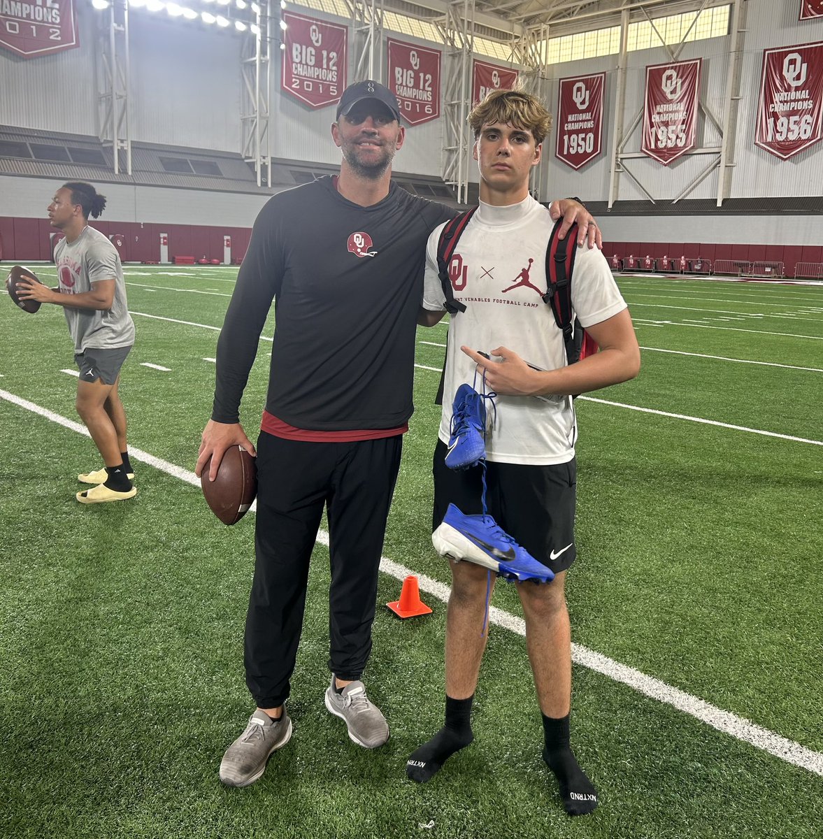Emerson_Fb2029's tweet photo. Had a great first visit at @OU_Football #OUDNA Thank you @CoachVenables for having me! @JayValai @JalanSowell @OU_CoachB @ONEWAYINC1 @NBP_Football @ParkerThune @Bdrumm_Rivals @Josh_Scoop @adamgorney https://t.co/kZO5mVzyLc