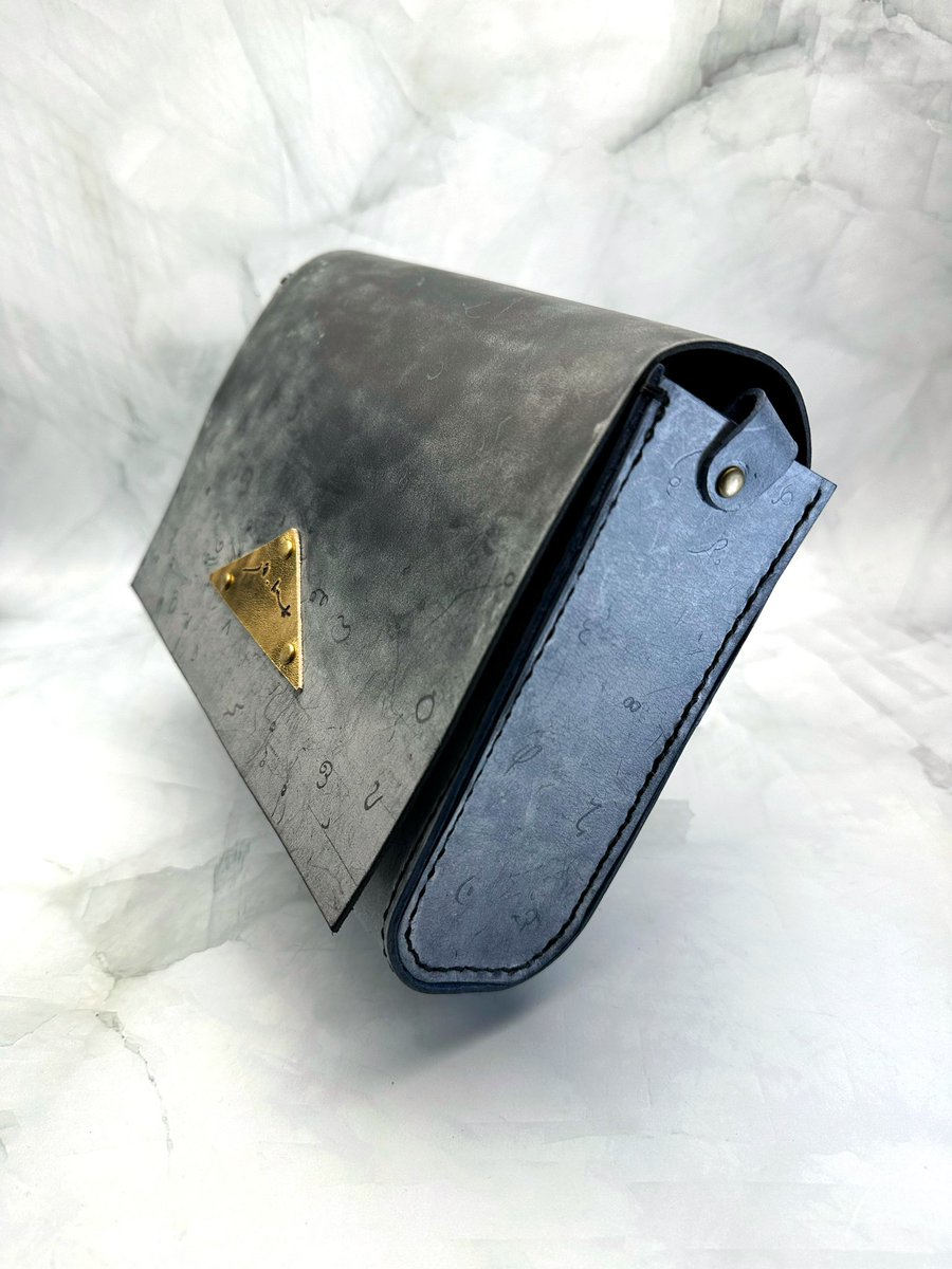 si_ku's tweet image. Sculpted Script, Hand-Painted & Gradient-Dyed Leather Shoulder Bag
siku.thebase.in
#レザーバッグ #本革 #レザーペイント #スマホショルダー #leatherbag #leatherpaint