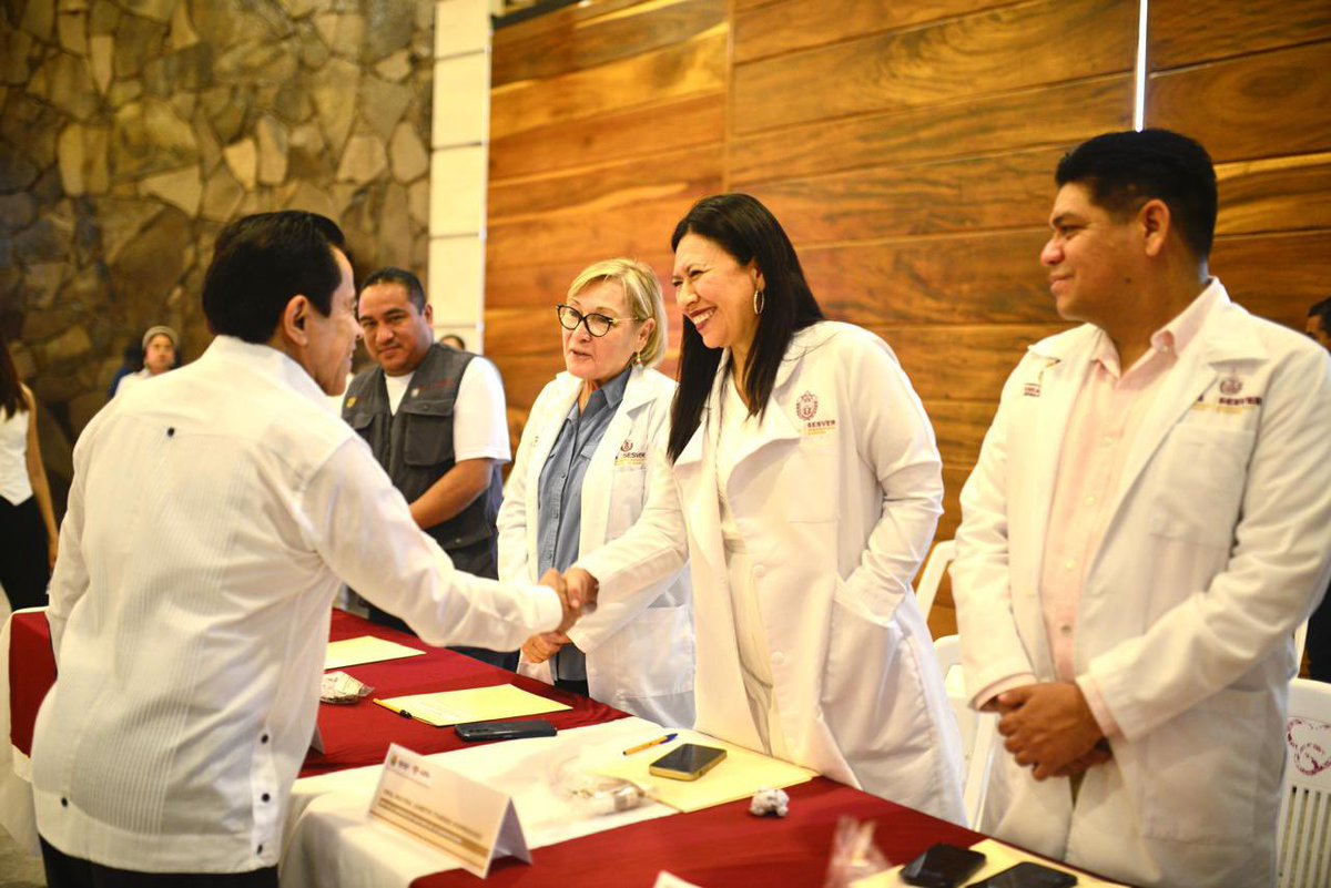SSALUDVeracruz's tweet photo. En San Andrés Tuxtla celebramos la 2.ª Reunión de la #RVMS. 🤝 Abordamos salud indígena, medicina tradicional y estrategias contra el dengue.
Gobierno, municipios y sociedad civil, unidos por una salud integral y comunitaria. 💪 https://t.co/DJ4VgXfgkp
