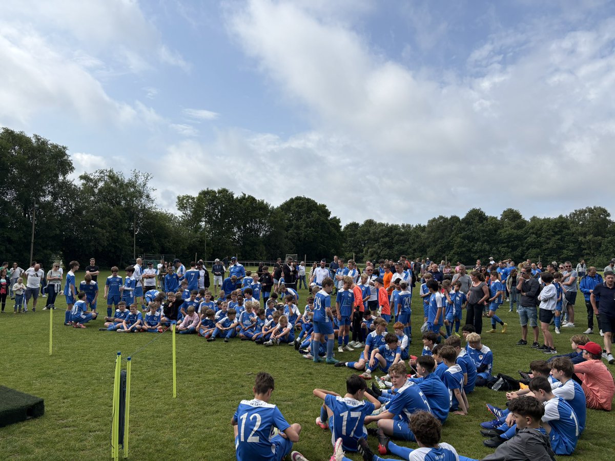 Beakroast's tweet image. Club Chairman ✅
Awards Day ✅
Summer holiday ....
Achieved what many said was impossible, days like today show just what we have achieved as a club.
Time to hand the reins over and be dad and a fan.