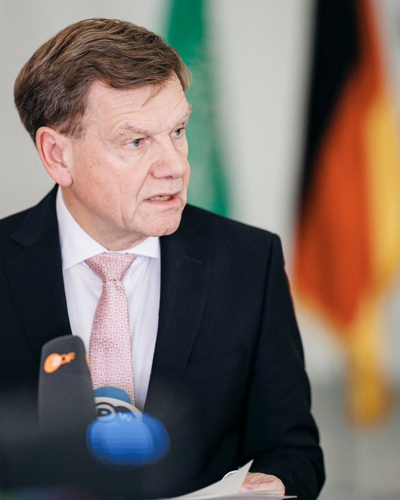 During my visit to Saudi Arabia, I spoke with Foreign Minister @faisalbinfarhan about the situation in the region. Tensions remain extremely high – as the continued overnight attacks on both sides show. The risk of further escalation is real. <a href="/AussenMinDE/">Johann Wadephul</a> 1/3