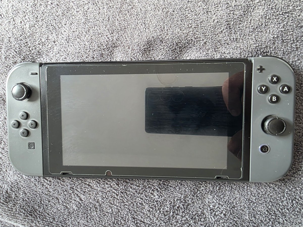 Matheus_Mchdo's tweet photo. @danielreen Sou de São Paulo e estou vendendo meu Switch V2, vem com:
- Todos os cabos e acessórios originais em perfeito estado
- Película
- Case para transporte 
- Cartão de memória de 64GB
- Controle IINE edição Zelda TOTK

Valor: R$ 1.500,00 https://t.co/u1dLfiOrBn
