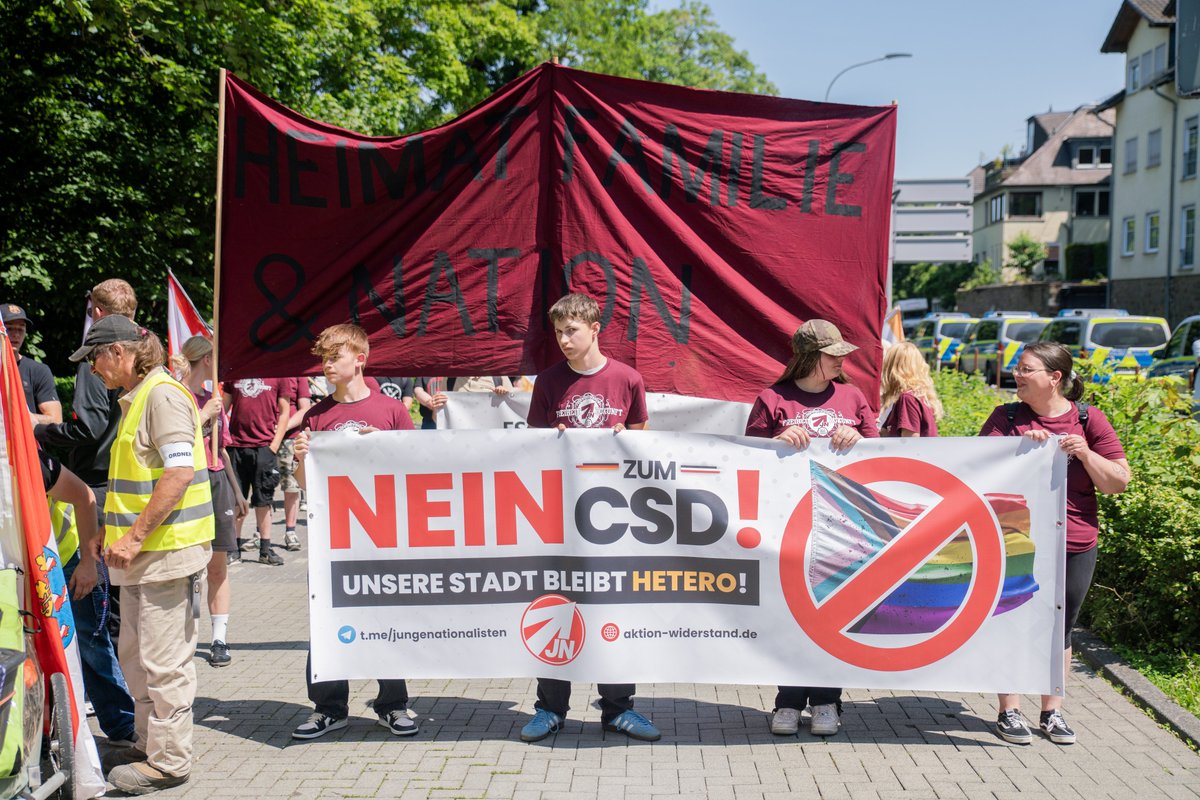 foto_kemp's tweet photo. Etwa 35 TN bei neonazistischem Aufmarsch am 14.06.2025 in #Wetzlar #Hessen gegen den #CSD.

Es beteiligten sich hauptsächlich #Neonazis von #DieHeimat und den #JungenNationalisten.
#wz1406

Alle Fotos: https://t.co/Js7y6GzMVg https://t.co/2Slo0ZpPqS