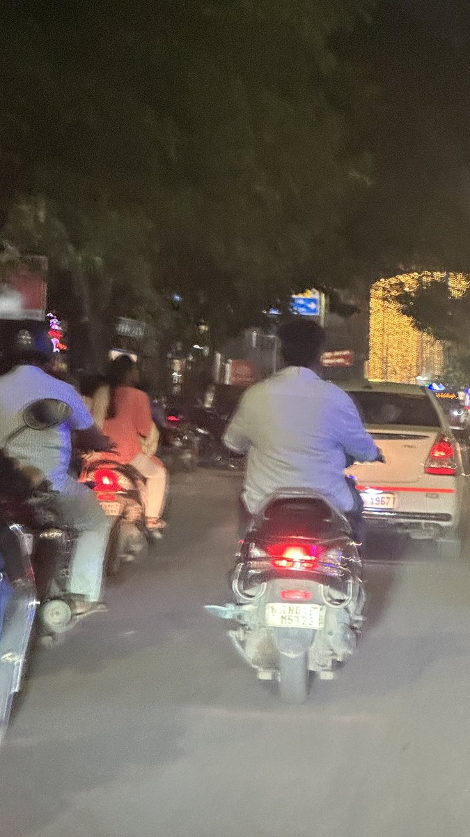 angbird009's tweet photo. @ChennaiTraffic 
14 Jun2025, 8.55 pm
Govindan Road , West Mambalam TN01BM5123
Rider not wearing Helmet https://t.co/xLm0X5wbtJ