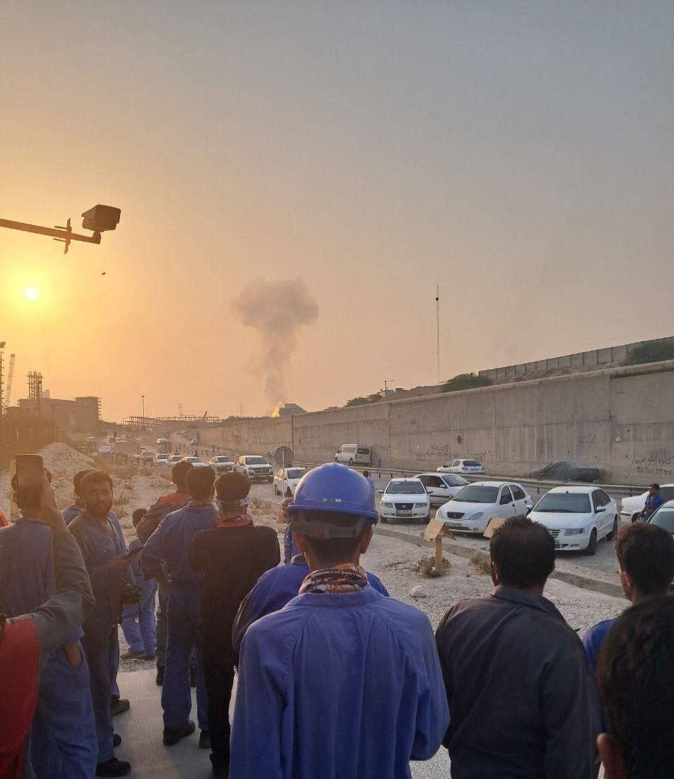 SafeWithHawkeye's tweet image. 🚨#Breaking 🔥 Fires reported at South Pars gas field in #Iran's Bushehr province after #Israeli strikes. Situation is developing. Those nearby should follow local authorities for safety instructions.  Our GSOC team is monitoring the incident.