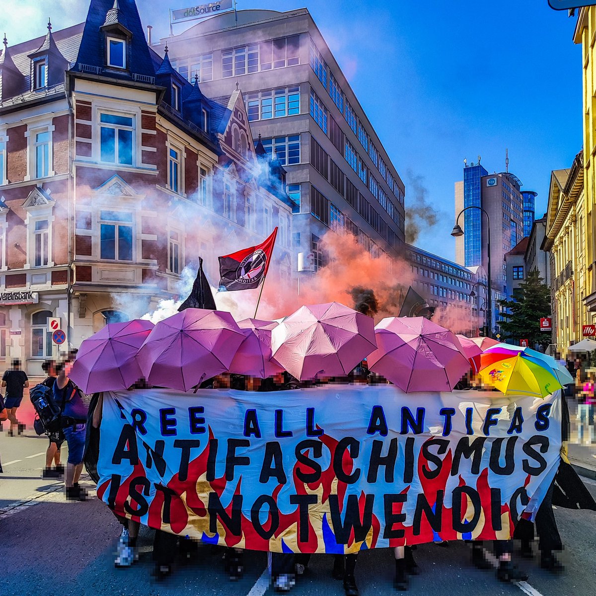 tearsdropdown's tweet photo. Demo mit ca. 6000 Antifas ist nun zu Ende. Cops sehr deeskalativ, trotz viel Pyro. Die Demo ist nun im Paradiespark angekommen und dort gibt es noch ein wenig Musik. #dankeantifa #jena #j1406 #antifaistnotwendig https://t.co/8SMGRDMKLQ