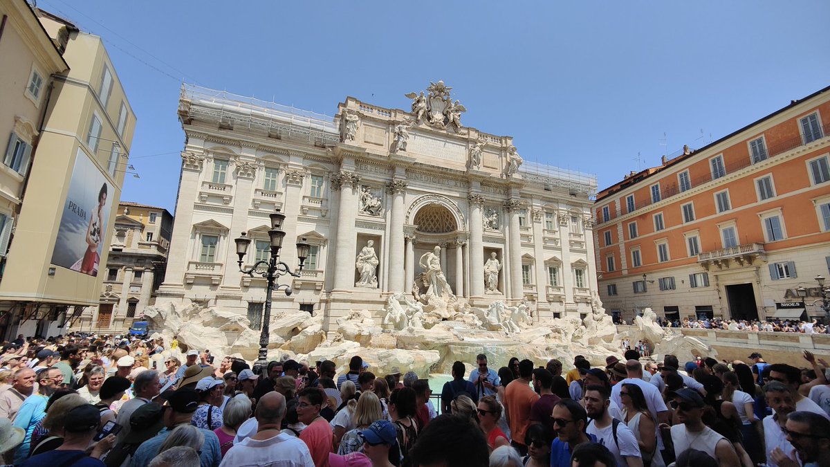 IvanPalcic's tweet photo. Lots of people today in #Rome 🇮🇹 even though it's like 40© outside 🥵 But the city is spectacular! 😃 And the churches too! ⛪ https://t.co/tA3jPK4VpL