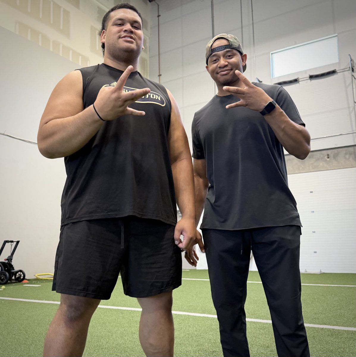 Training never ends even when you’re back home in Utah for a few days. Shout out to Coach ⁦<a href="/Ezwrighter10/">Coach E.Z</a>⁩  Appreciate all what you do for Logan. Fa’afetai Lava ⁦<a href="/lsagapolu77/">Logan Sagapolu</a>⁩ #LetsGOWashingtonHuskies