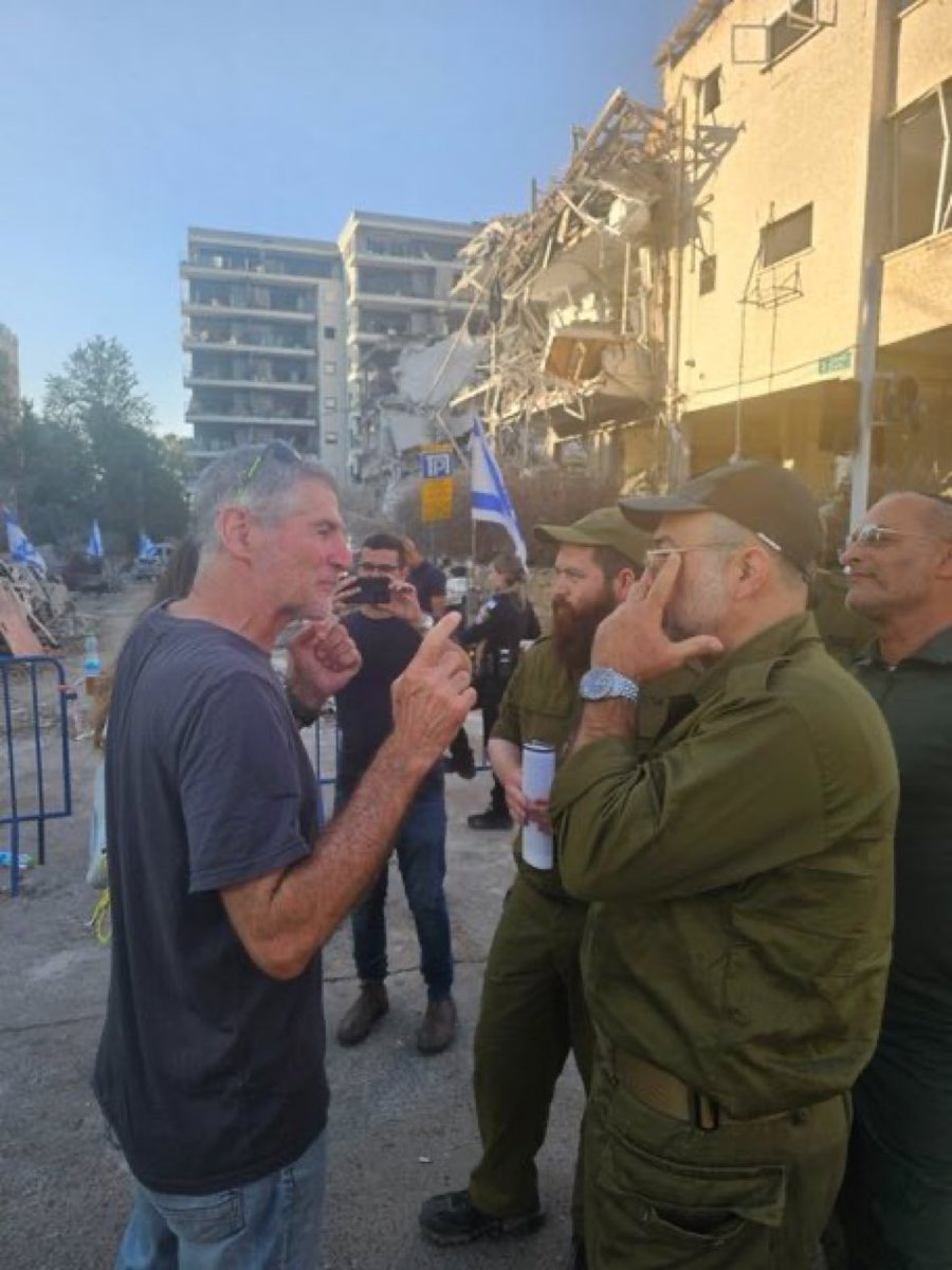 כמו שהוא עלה על מדים וירד דרומה בזמן אמת ביום הארור ההוא, כמו שהוא היה כבר כמה פעמים בניר עוז מאז ה-7.10, ככה הוא גם מגיע לאתרי ההרס שהותיר אנשים ללא קורת גג בעקבות התגובה האיראנית. יש אנשים שמתאפרים ומקליטים את עצמם, יש כאלו שנכנסים לאוטו ועושים. ככה פשוט. צ׳רצ׳ילים