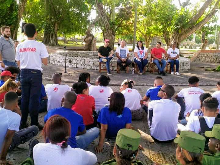 HanselQuin22182's tweet photo. Jóvenes de #Artemisa y #LaHabana hacen homenaje al Che y a Maceo resaltando su valor en la historia y sus compromisos con la patria en los tiempos actuales. 
#simprejovén
#ArtemisaJuntosSomosMás
#ujcalquízar
#UJCdeCuba
#JuntosXCuba
#MaceoYCheViven
#CubaViveEnSuHistoria https://t.co/hSpbpSfwA0