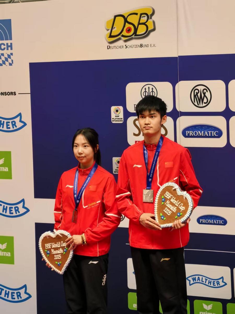 Chinese shooters Yao Qianxun and Hu Kai clinched the 10m air pistol mixed team gold medal, while Wang Zifei and Sheng Lihao added a silver in the 10m air rifle mixed team as the ISSF World Cup Munich leg concluded on Friday xhtxs.cn/4of
#ISSF World Cup
