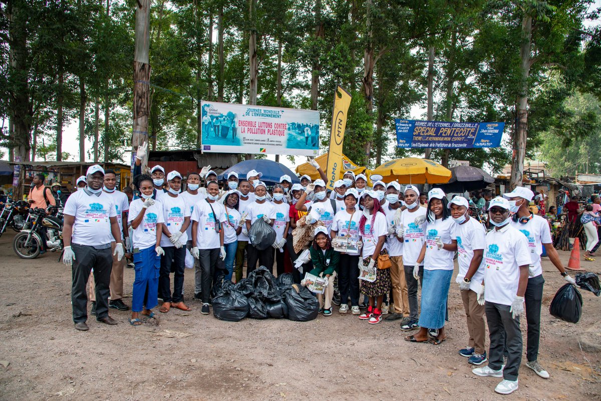 Tôt le matin de ce 5 juin, étudiants et enseignants de l'<a href="/udsn2023/">Université Denis Sassou-Nguesso</a> s'étaient mobilisés pour une activité de salubrité et de sensibilisation autour du grand marché de #Kintélé. Parce que #assainissement rime avec #engagementcitoyen !