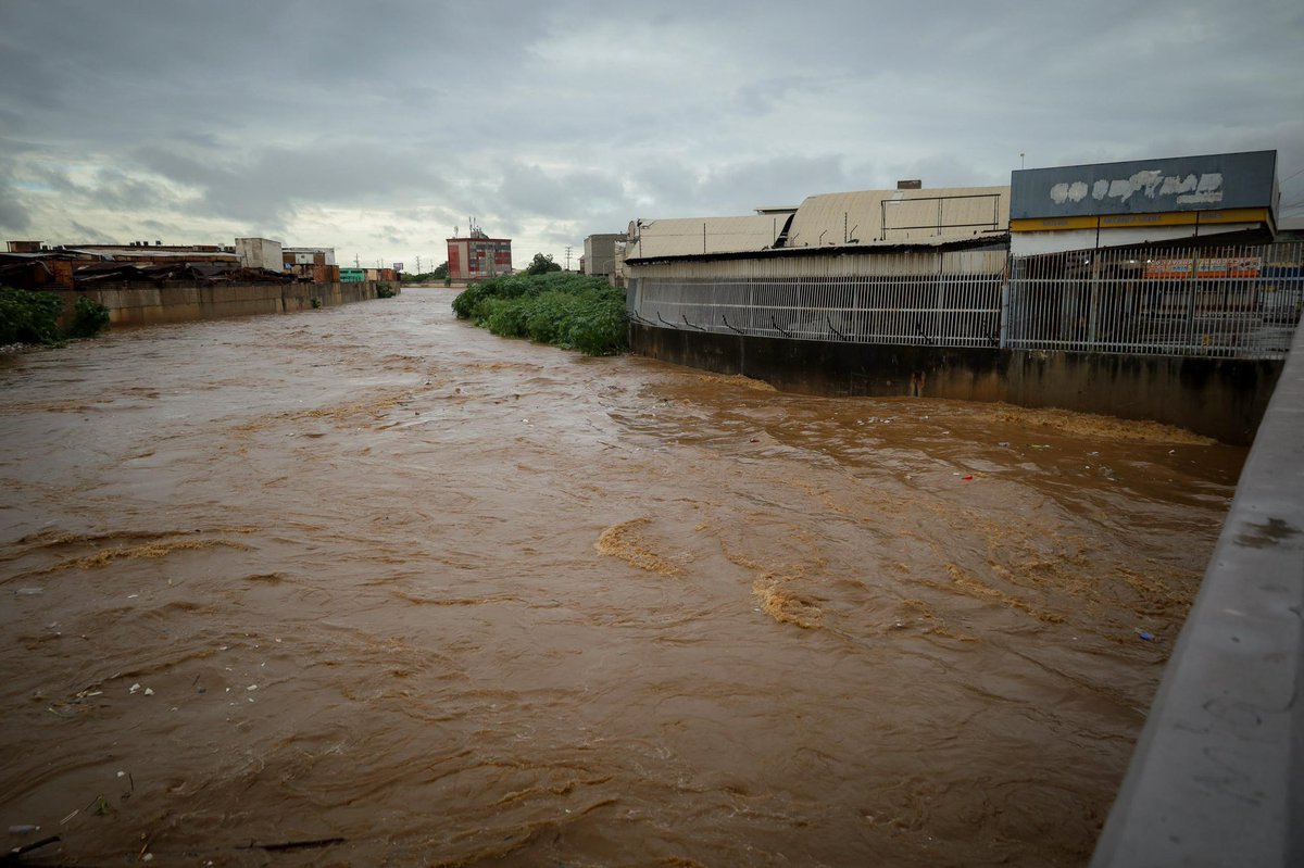 Alcaldía de Maracaibo (@mcboalcaldia) on Twitter photo Alcalde (E) de Maracaibo, <a href="/AdrianRomeroM/">AdrianRomeroMartinez</a> , inspeccionó las cañadas tras las lluvias de esta madrugada. Desde el tramo Las Playitas de la cañada Morillo, informó que no hay incidentes mayores. 🌧️ Alcalde (E) de Maracaibo, <a href="/AdrianRomeroM/">AdrianRomeroMartinez</a> , inspeccionó las cañadas tras las lluvias de esta madrugada. Desde el tramo Las Playitas de la cañada Morillo, informó que no hay incidentes mayores. 🌧️