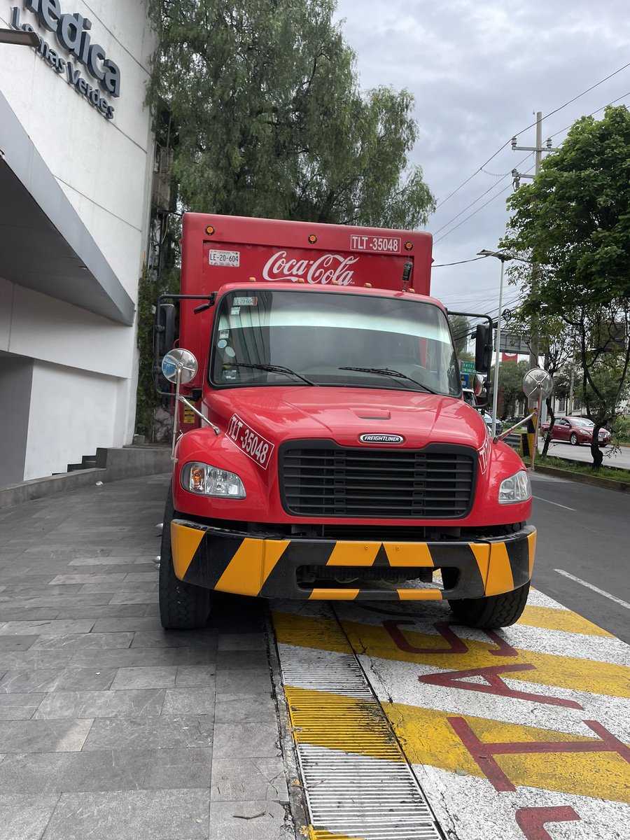 ari_echandi's tweet photo. Necesito que por favor me ayuden a reportar a este par de desgraciados de @CocaColaMx @CocaCola @CocacolaFemsa y @Electrolit estacionados en la entrada de urgencias del @starmedica de Lomas verdes no dejando entrar ambulanciasni ingresos de urgencias y se ríen todavía. https://t.co/3K0UILz7gp