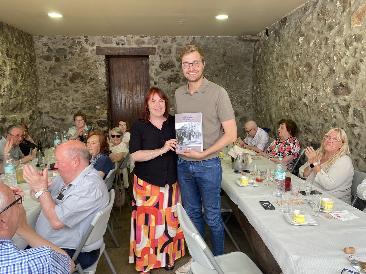 L'Olot d'abans és un grup d'amics que, a través de Facebooķ, recuperen fotografies i records de fa uns anys. Bona feina i molt bona gent amb qui he pogut compartir una estona aquest migdia. Gràcies <a href="/MeiGarciaR/">Mei</a>