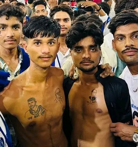 priyanshu__63's tweet photo. क्या आपको लगता है चन्द्रशेखर आजाद को खत्म करना इतना आसान है?

दरअसल @BhimArmyChief को चाहने वाले अधिकांश 18-30 वर्ष के युवा हैं और युवा अपने आप में थोड़ा जिद्दी स्वभाव का होता है

एकबार जिसका नाम सीने पर लिख लिया फिर इतनी आसानी से वो मिटता नहीं है, यही कम उम्र का युवा चन्द्रशेखर आजाद की राजनीति का आधार व भविष्य है....!!