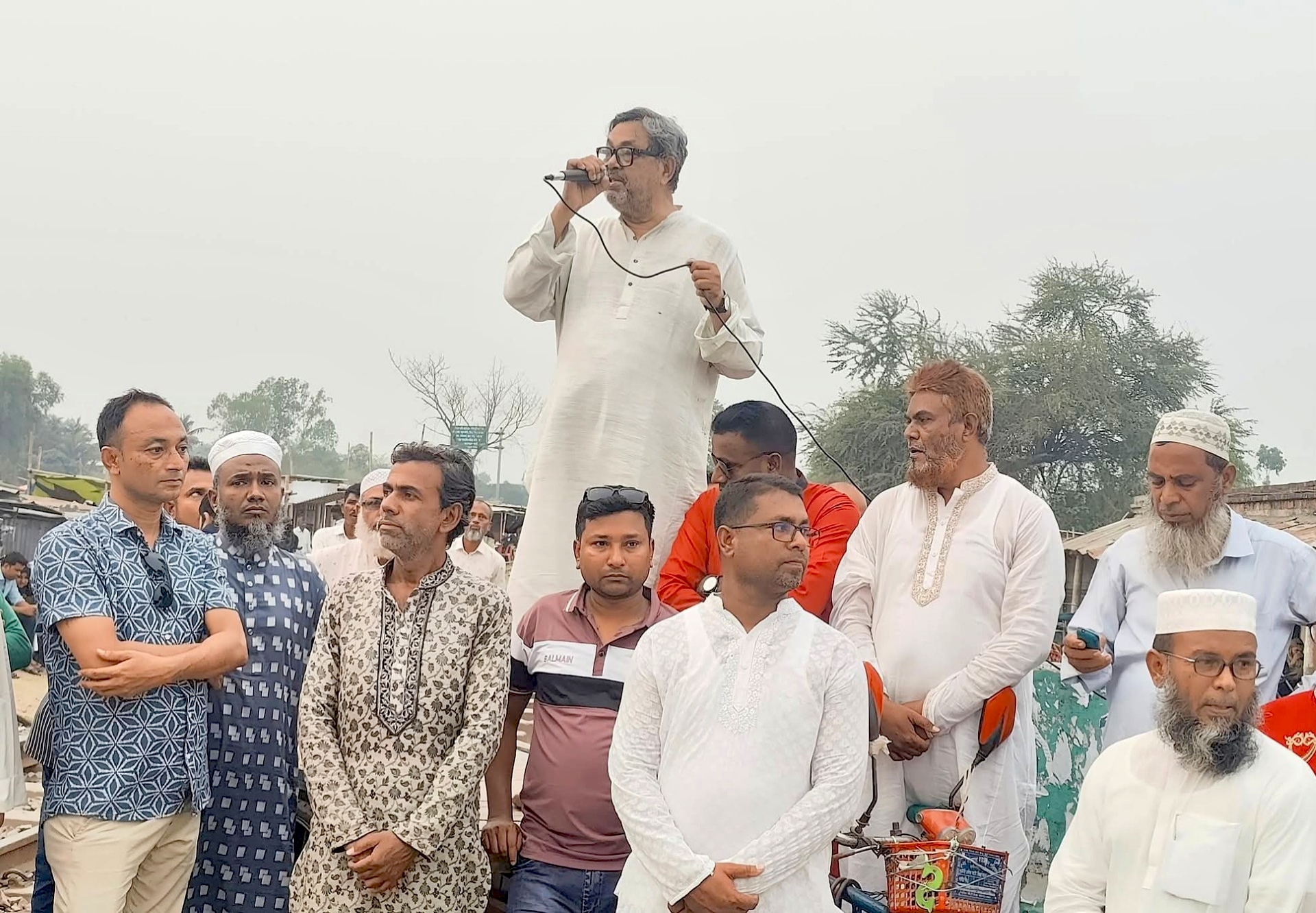 জাতীয় সংসদ নির্বাচনের হাওয়া: নওগাঁয় মাঠে নেমেছেন এমপি পদপ্রার্থীরা