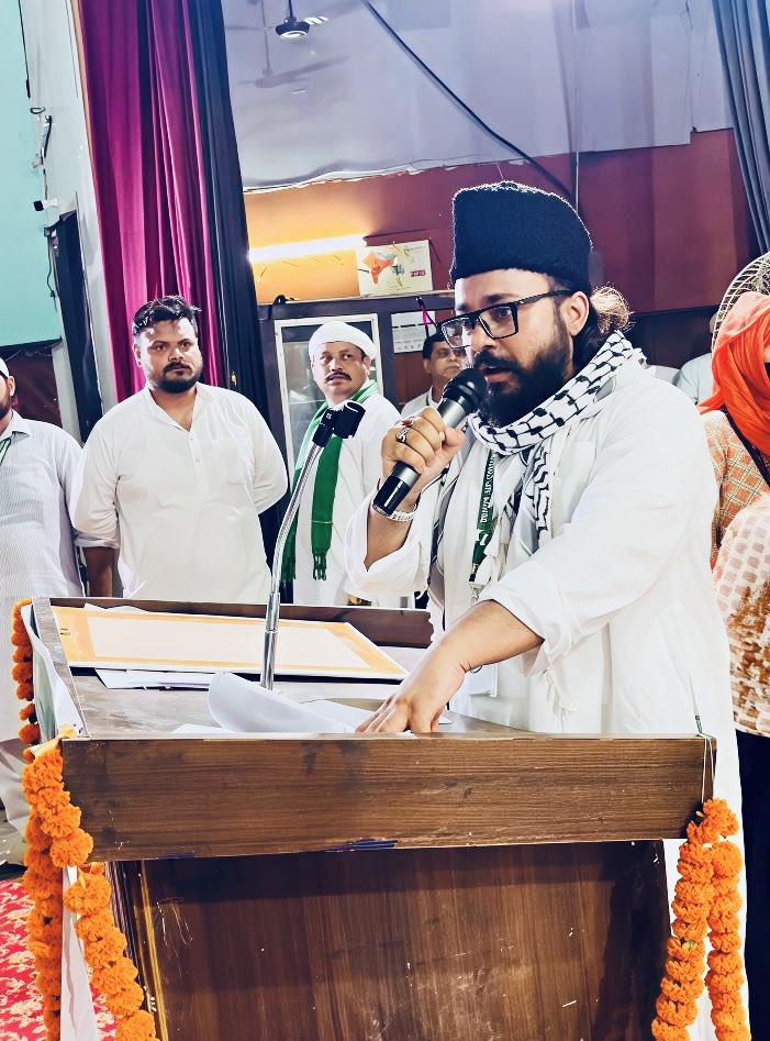 uinadwi's tweet photo. आज AIMIM के प्रदेश स्तरीय अधिवेशन में बोलने का मौक़ा मिला, तो 2014 का वो मंजर आँखों के सामने आ गया—जब उत्तर प्रदेश में हम चंद लोग डर, दबाव और तन्हाई के बीच मज़बूती से खड़े थे।
आज 2025 में हज़ारों कार्यकर्ता हमारे सियासी वजूद की ��ड़ाई के लिए जुटे। ये खामोशी से हिम्मत तक का सफ़र है https://t.co/BleCG0FIow