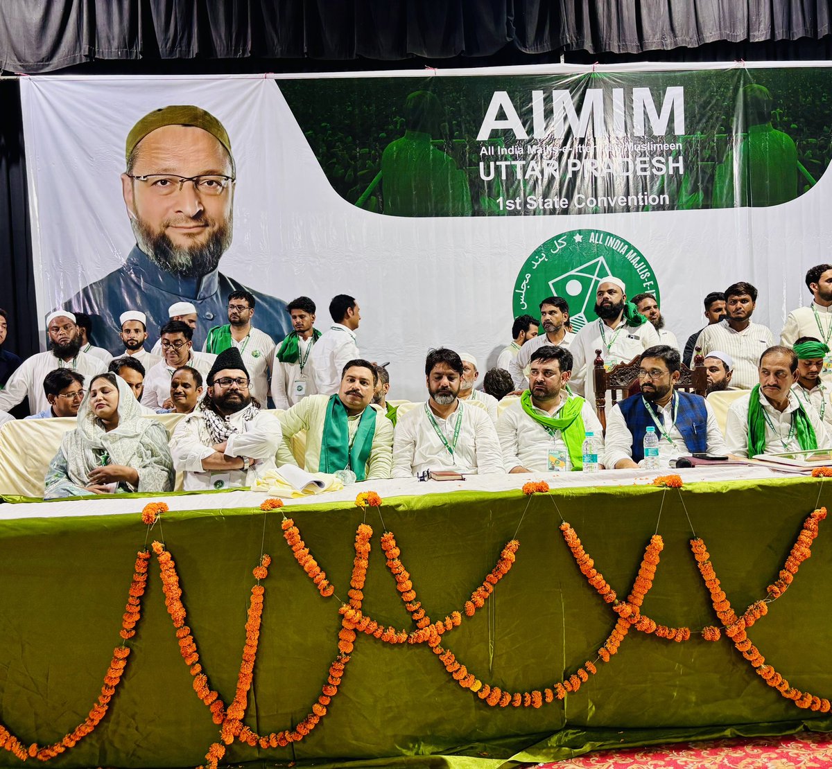uinadwi's tweet photo. आज AIMIM के प्रदेश स्तरीय अधिवेशन में बोलने का मौक़ा मिला, तो 2014 का वो मंजर आँखों के सामने आ गया—जब उत्तर प्रदेश में हम चंद लोग डर, दबाव और तन्हाई के बीच मज़बूती से खड़े थे।
आज 2025 में हज़ारों कार्यकर्ता हमारे सियासी वजूद की ��ड़ाई के लिए जुटे। ये खामोशी से हिम्मत तक का सफ़र है https://t.co/BleCG0FIow