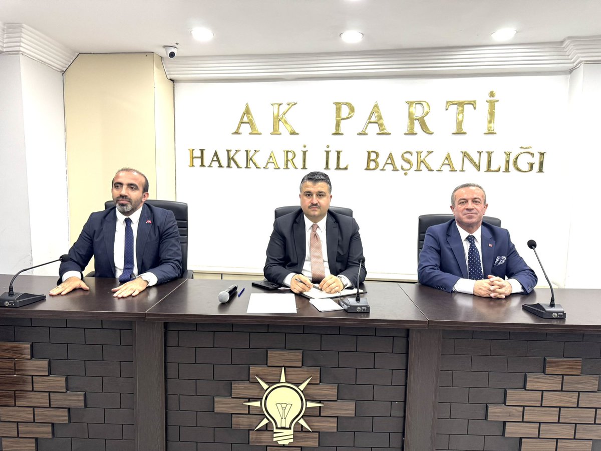 KayaZeydin's tweet photo. 📍Hakkâri 

✅ Merkez ilçe Olağan Yönetim Kurulu Toplantısı 

İl Koordinatörümüz @byildiz63 'ın teşrifleriyle, Merkez İlçe Başkanımız @CumhurDemir_  ve Merkez İlçe Yönetimiyle birlikte Olağan Yönetim Kurulu Toplantımızı gerçekleştirdik. 

📌 Saha çalışmalarımız devam etmektedir. 
📌 Mahalle ve Köy Yönetimlerimizi güçlü tutacağız. 
📌 Sandık Yönetim Kurulları çalışmalarımızı sürdürüyoruz. 
📌 Terörsüz Türkiye Sürecinin mimarı Sn. Cumhurbaşkanımız ve Cumhur İttifakının ortaya koymuş olduğu irade ile; huzur, sevgi ve kardeşlik iklimini büyütmeye devam edeceğiz. 

Birliğimiz, dirliğimiz ve kardeşliğimiz daim olsun.

Toplantımızın hayırlara vesile olmasını diliyorum.

@RTErdogan 
@Akparti 
@abuyukgumus 
@MustafaAlkayis