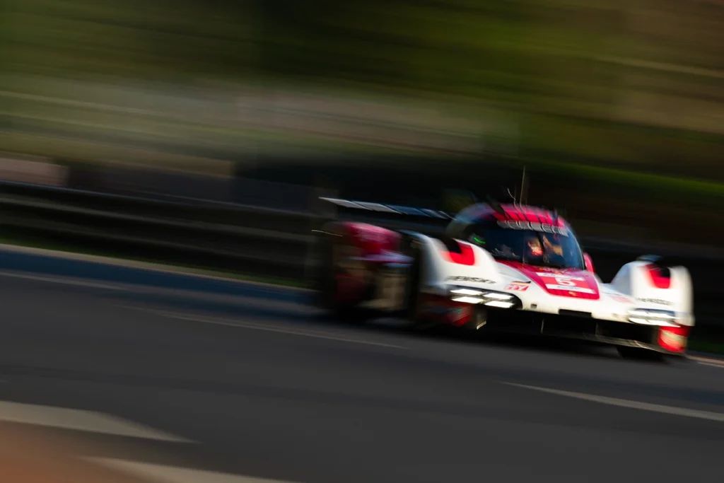 Porsche storms into an early lead at Le Mans.
Julien Andlauer makes the move of the hour to snatch the top spot for Porsche Penske Motorsport, overhauling both JOTA Cadillacs on Lap 1.

Read the full story ➡️ endurancesportscar.net/le-mans/porsch… 

#LeMans24 #Porsche963 #Andlauer #FIAWEC