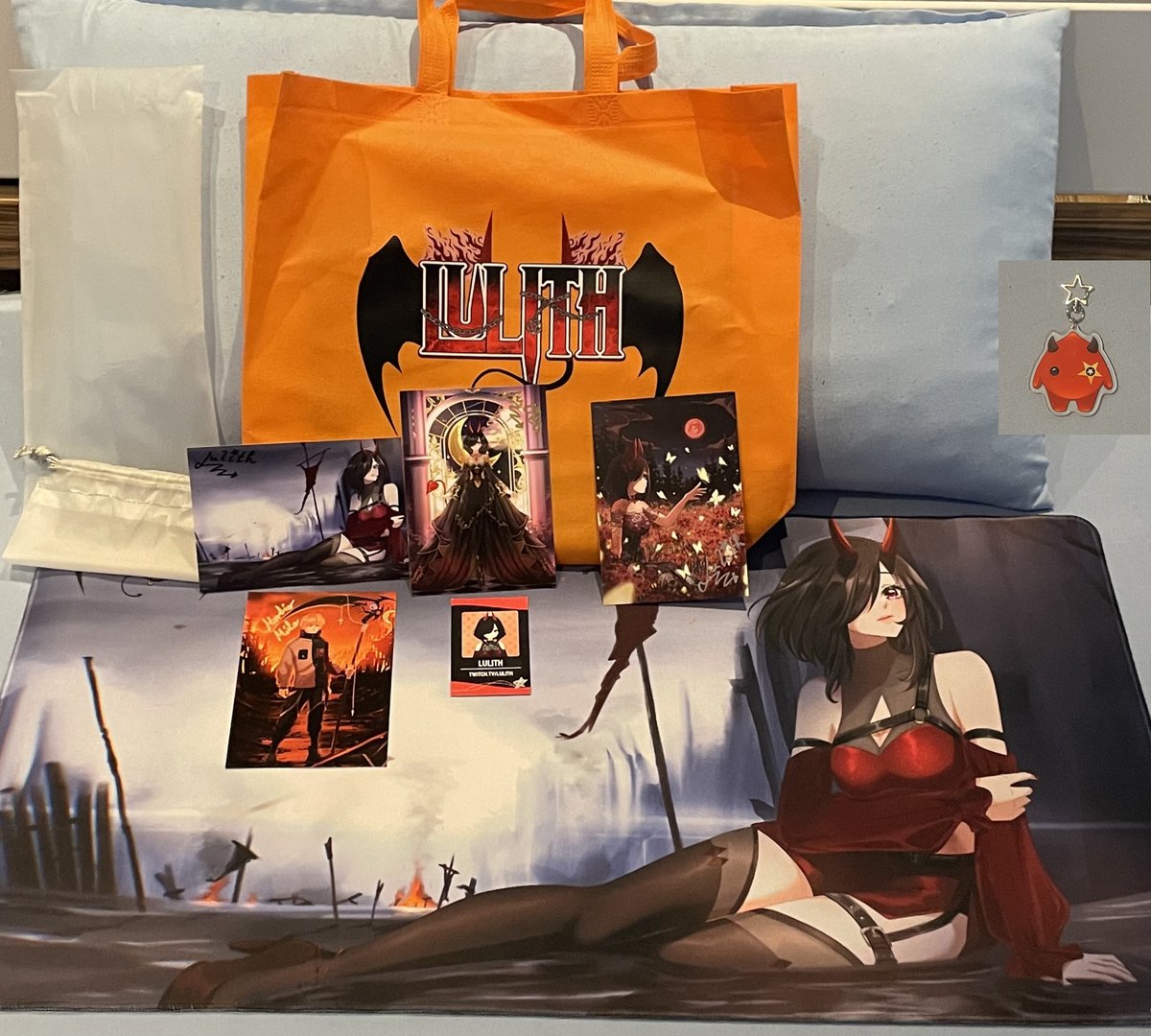 Mikatomi (@mikatomi_) on Twitter photo <a href="/_Lulith_/">Lulith | 10C23 Dokomi | Redebut TBA | GerVTuber</a> hatte echt tolle Designs dabei. Fand den Pomelo Anhänger einfach ultra cute und war beeindruckt wie gut die Mauspads von den Standhelfern verpackt wurden.
PS: <a href="/riguarmortis/">Mortis</a> war so ein cutie deswegen hab ich auch noch die cute passende Werbetasche mitgenommen 😅 <a href="/_Lulith_/">Lulith | 10C23 Dokomi | Redebut TBA | GerVTuber</a> hatte echt tolle Designs dabei. Fand den Pomelo Anhänger einfach ultra cute und war beeindruckt wie gut die Mauspads von den Standhelfern verpackt wurden.
PS: <a href="/riguarmortis/">Mortis</a> war so ein cutie deswegen hab ich auch noch die cute passende Werbetasche mitgenommen 😅