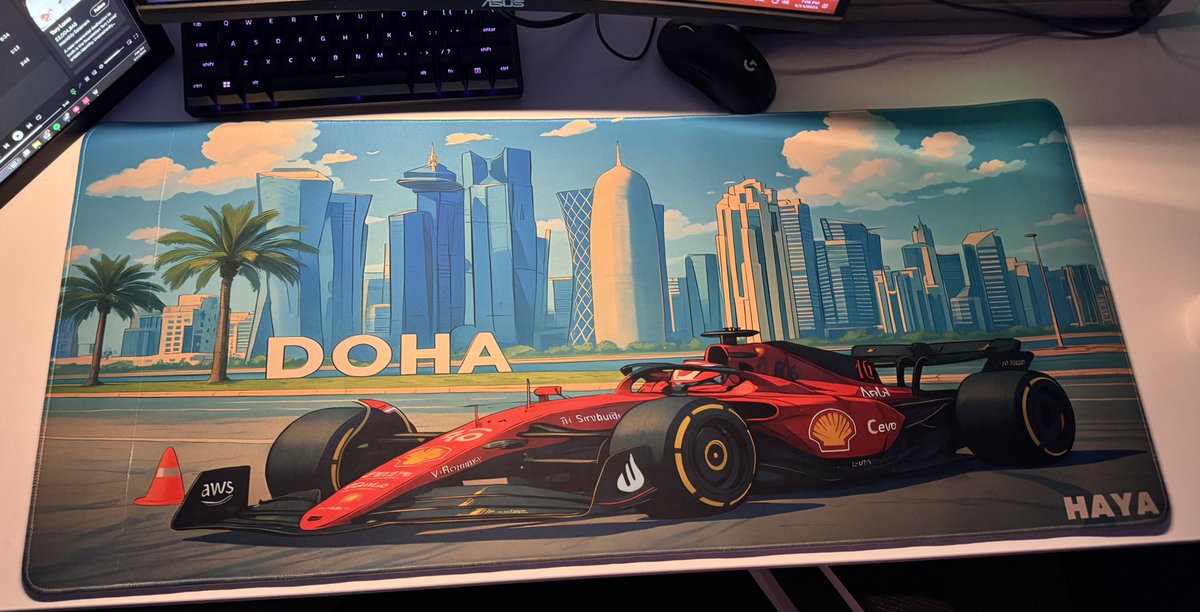 هاي شكله كامل ترا كبير مادري ليش فالصوره يبين صغير 
شرحت حق الAi يسويلي الصوره بالطول و العرض الي ابيه و الستايل الي ابيه، وجوفو اي موقع يسويلكم ماوس باد كوستم
انا سويت من موقع العب صح (مب اعلان) للامانه جودتهم رهيبة ومب اول مره اطلب منهم