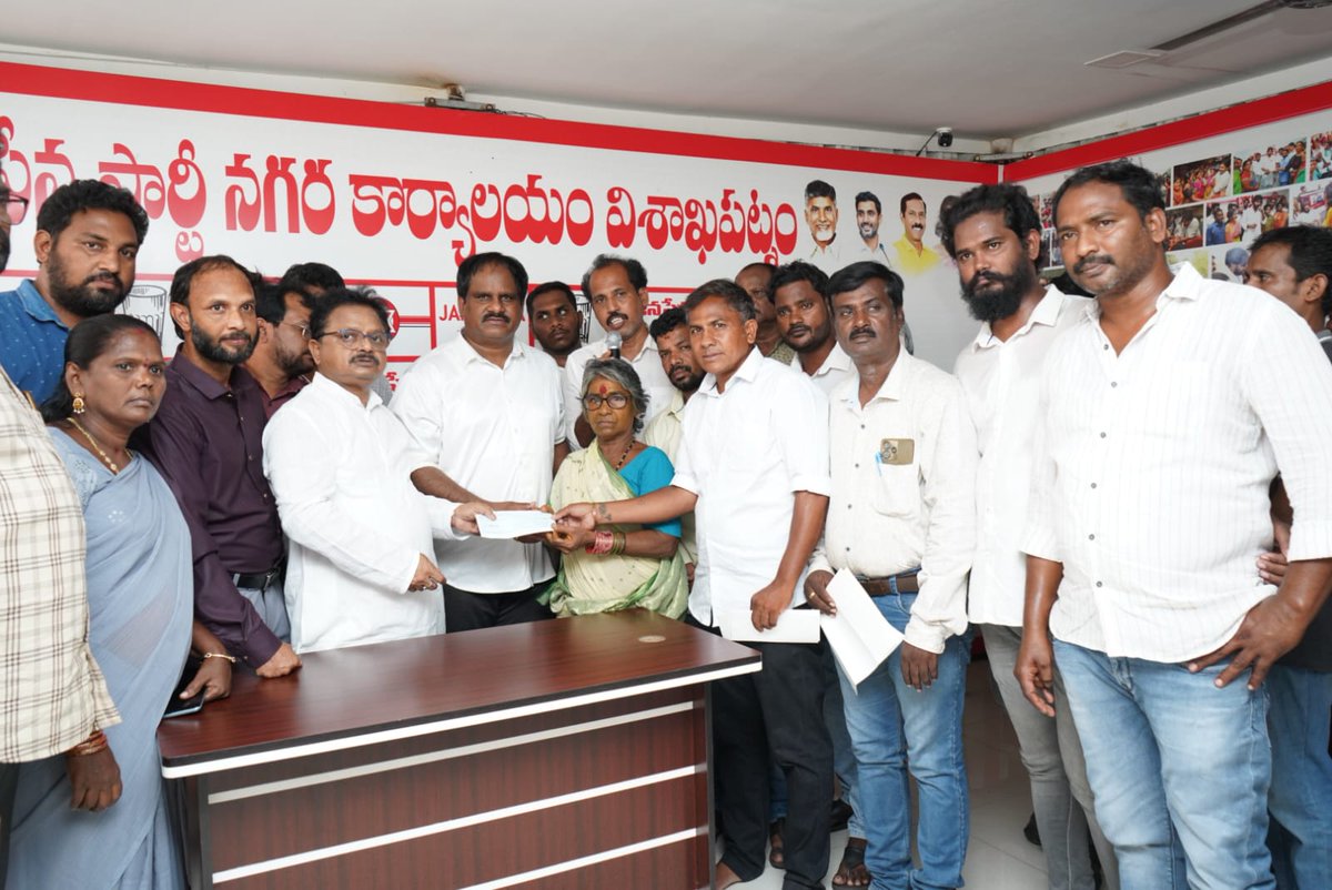JanaSenaParty's tweet photo. పలు అనారోగ్య సమస్యలతో బాధ పడిన పేదలు చికిత్స అనంతరం దరఖాస్తు చేసుకోగా గౌరవ ముఖ్యమంత్రివర్యులు శ్రీ @ncbn గారు ముఖ్యమంత్రి సహాయ నిధి ద్వారా చెక్కులు అందజేసారు.
విశాఖపట్టణం దక్షిణ నియోజకవర్గం 34 వ వార్డుకు చెందిన సూరపతి అప్పలరాజు గారికి రూ.50,000,

38 వ వార్డుకు చెందిన మున్నం చంద్రమౌళి గారికి రూ.94,345/-

అలాగే 37వ వార్డుకు చెందిన సూరడా దానియమ్మ గారి కుమార్తె ఆత్మహత్య చేసుకున్న కారణంగా వారికి ఆర్థిక సాయంగా జనసేన పార్టీ తరపున గౌరవ ఉప ముఖ్యమంత్రివర్యులు శ్రీ @PawanKalyan గారిచే రూ.50,000 /- అందించబడ్డాయి.

సదరు చెక్కులను గౌరవ శాసన సభ్యులు శ్రీ వంశీ కృష్ణ శ్రీనివాస్ గారు, గౌరవ MSME చైర్మన్ శ్రీ శివ శంకర్ గారి చేతుల మీదుగా లబ్ధిదారులకు పంపిణీ చేయడం జరిగింది.

ఈ కార్యక్రమంలో లబ్ధిదారులతో పాటు ఆయా వార్డులకు చెందిన కూటమి వార్డు కార్పొరేటర్, వార్డు అధ్యక్షులు మరియు కార్యకర్తలు పాల్గొన్నారు.