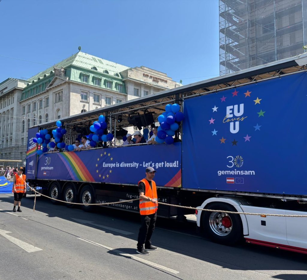 Embassy of Ireland, Vienna (@irlembvienna) on Twitter photo Was für ein toller Tag in Wien!
Das Botschaftsteam und <a href="/IrelandOSCE/">Permanent Mission of Ireland to the OSCE</a> waren so Proud , heute mit #TeamEurope <a href="/euunvie/">EU Delegation Vienna 🇪🇺</a> und #diplomatsforequalilty bei #ViennaPride #RegenbodenParade zu sein 🇮🇪🇦🇹🏳️🌈🏳️🌈🏳️⚧️☘️#ProudtoWorkforIreland #Bród Was für ein toller Tag in Wien!
Das Botschaftsteam und <a href="/IrelandOSCE/">Permanent Mission of Ireland to the OSCE</a> waren so Proud , heute mit #TeamEurope <a href="/euunvie/">EU Delegation Vienna 🇪🇺</a> und #diplomatsforequalilty bei #ViennaPride #RegenbodenParade zu sein 🇮🇪🇦🇹🏳️🌈🏳️🌈🏳️⚧️☘️#ProudtoWorkforIreland #Bród