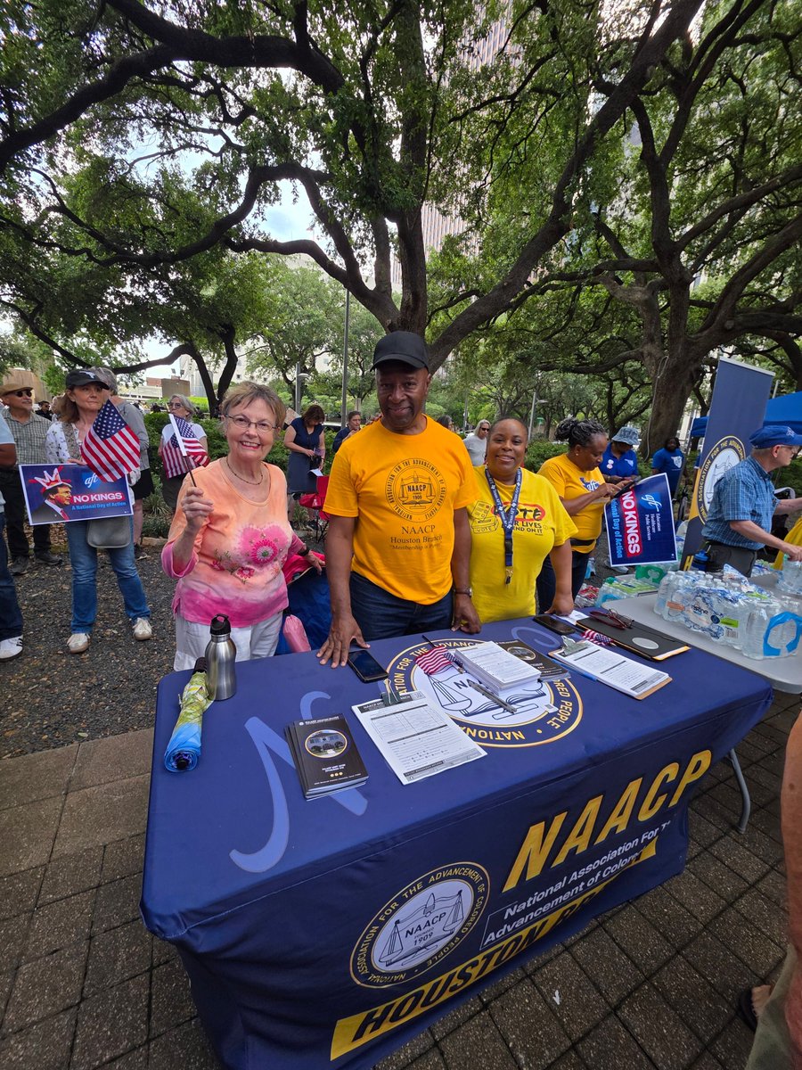#HRCHouston joins Steering Committees across the country to yell loudly #NoKings !!

Find Texas &amp; Houston on linktr.ee/hrctx

#TheseColorsDontRun #HRCtexas