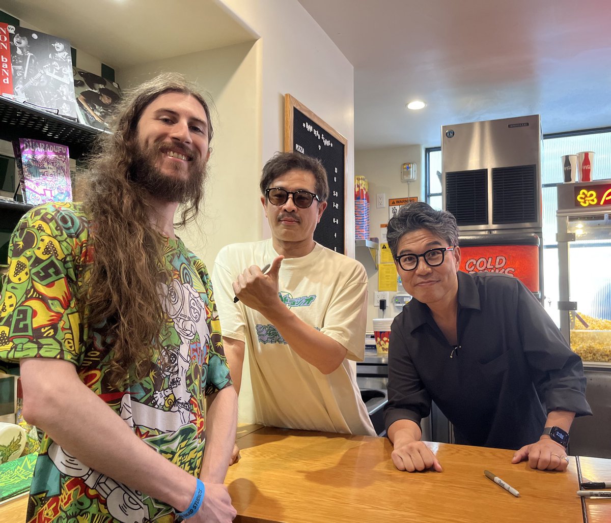 Last night I had the honor of meeting Masayoshi Kikuchi and Ryuta Ueda, the creative masterminds behind one of the most unique games ever made, JET SET RADIO! Such talented and nice guys. Oh and they loved the shirt 💚