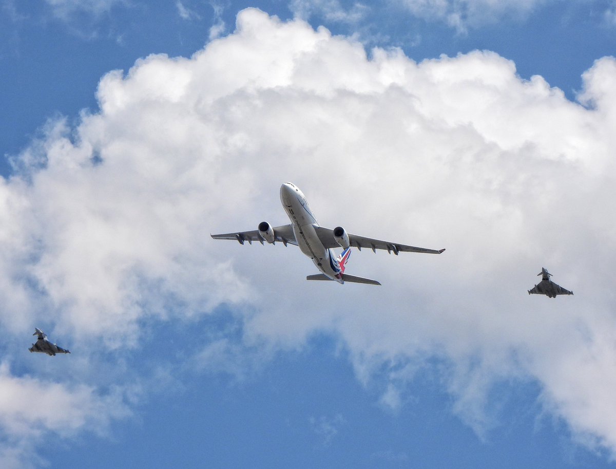 Trooping the Colour for the King's Birthday Parade ￼🇬🇧🤴lucky to catch the planes over Hammersmithbridge hammersmith #troopingthecolour2025 #RedArrows #troop #london #hammersmth