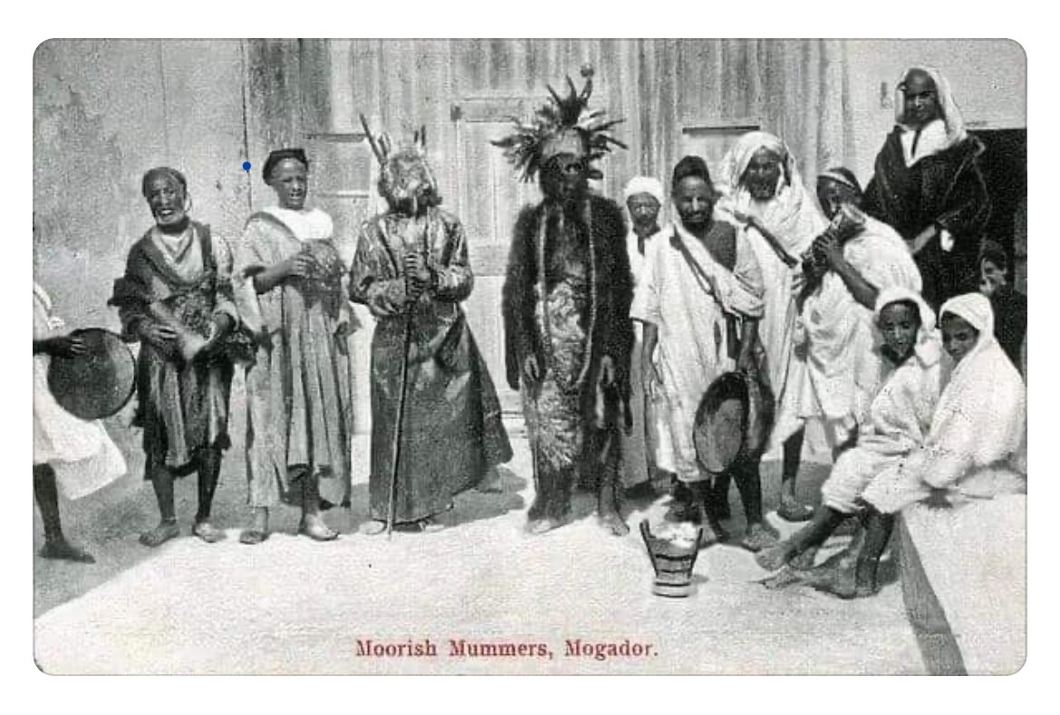 Taken in 1900 in the city of Mogador (Essaouira), this is the oldest known photo of Belmawn carnival known also as “Bujlud”.