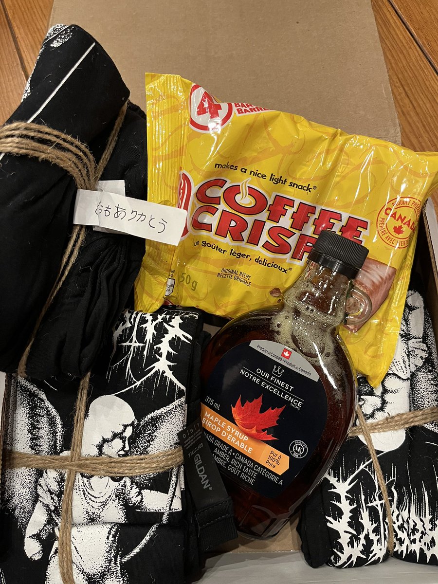 カナダのエリックからtシャツやら何やら届いた。マジサンキューエリック。カナダの大規模なストライキは落ち着いたと判断してよいのかな？