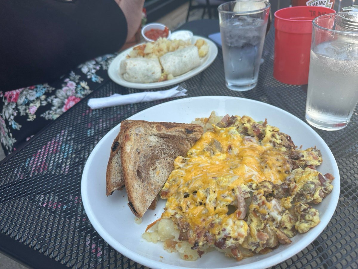 #Breakfasting #Courting #hj (@ North Avenue Grill in Wauwatosa, WI) swarmapp.com/user/116492/ch…