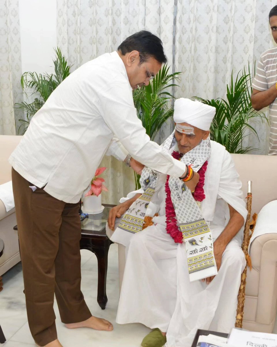 Durg Singh Rajpurohit (@barmerdurg) on Twitter photo आज मुख्यमंत्री निवास पर ब्रह्मधाम आसोतरा के गादीपति, परम पूज्य श्री तुलछाराम जी महाराज से आर्शीवाद प्राप्त करते हुए मुख्यमंत्री भजनलाल शर्मा जी
#श्रीखेतेश्वर_ब्रह्मधामतीर्थ_असोतरा
<a href="/BhajanlalBjp/">Bhajanlal Sharma</a> आज मुख्यमंत्री निवास पर ब्रह्मधाम आसोतरा के गादीपति, परम पूज्य श्री तुलछाराम जी महाराज से आर्शीवाद प्राप्त करते हुए मुख्यमंत्री भजनलाल शर्मा जी
#श्रीखेतेश्वर_ब्रह्मधामतीर्थ_असोतरा
<a href="/BhajanlalBjp/">Bhajanlal Sharma</a>