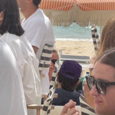 Harry num bar na praia mais cedo hoje! (14.06) 🌊

via: delfinota_