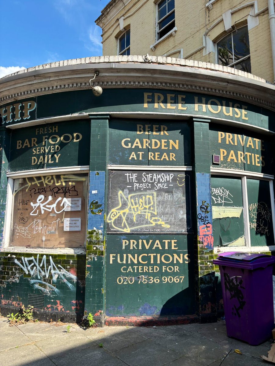 LondonPubMap's tweet image. When out and about, I always come across many dead pubs. Standing outside The Steamship on a Saturday afternoon, looking through the broken windows, is a tough watch.

#poplar #blackwall #deadpub