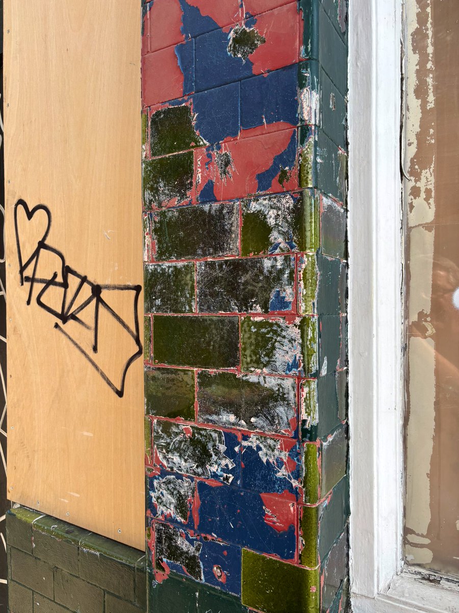 LondonPubMap's tweet image. When out and about, I always come across many dead pubs. Standing outside The Steamship on a Saturday afternoon, looking through the broken windows, is a tough watch.

#poplar #blackwall #deadpub