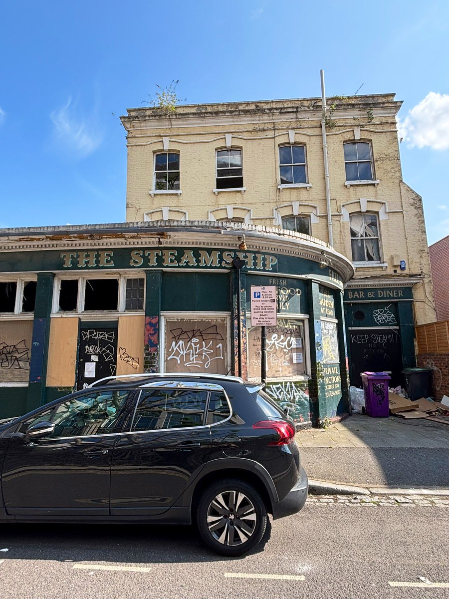 LondonPubMap's tweet image. When out and about, I always come across many dead pubs. Standing outside The Steamship on a Saturday afternoon, looking through the broken windows, is a tough watch.

#poplar #blackwall #deadpub
