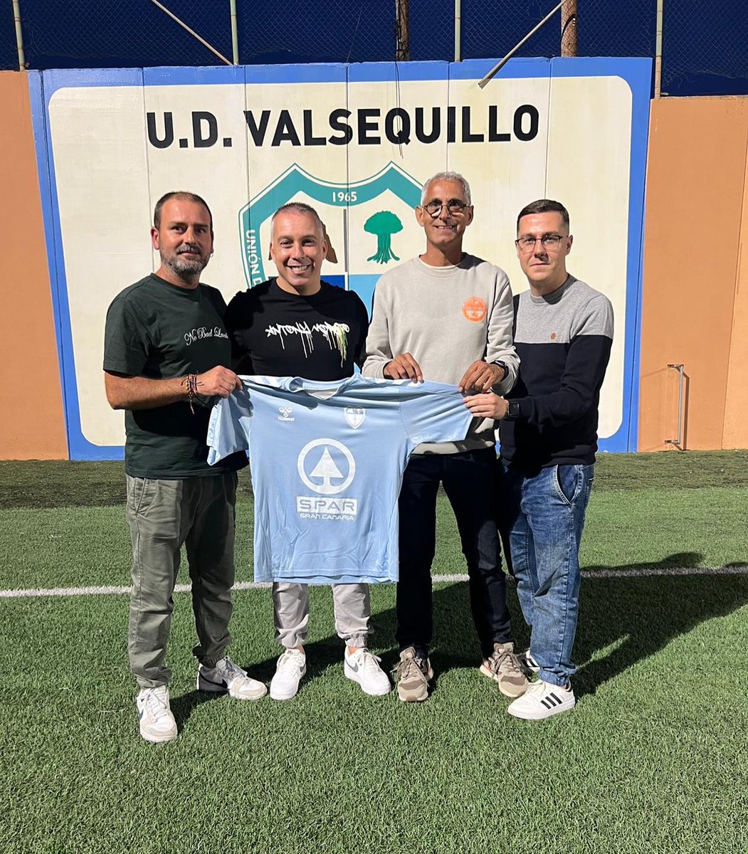 UD Valsequillo (@udvalsequillo) on Twitter photo ๐ ยก๐๐ข๐๐ง๐ฏ๐๐ง๐ข๐๐จ, ๐๐๐๐ซ๐จ ๐๐๐ ๐!
Nuestra U.D. Valsequillo inicia una nueva etapa con la incorporaciรณn de Pedro Vega como entrenador del primer equipo regional โฝ๏ธ
Junto a Juanda y Belselch, formarรก un cuerpo tรฉcnico comprometido, con experiencia, y muchas ganas ๐ช๐ผ ๐ ยก๐๐ข๐๐ง๐ฏ๐๐ง๐ข๐๐จ, ๐๐๐๐ซ๐จ ๐๐๐ ๐!
Nuestra U.D. Valsequillo inicia una nueva etapa con la incorporaciรณn de Pedro Vega como entrenador del primer equipo regional โฝ๏ธ
Junto a Juanda y Belselch, formarรก un cuerpo tรฉcnico comprometido, con experiencia, y muchas ganas ๐ช๐ผ