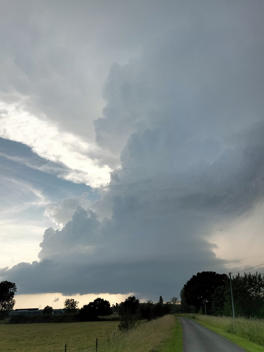 Jens Lacorne (@jenslacorne) on Twitter photo Supercellule près de Charleville-Mezieres dans les Ardennes actuellement <a href="/KeraunosObs/">Keraunos</a> <a href="/ExtremeMeteo/">Extrême Météo</a> <a href="/MeteoExpress/">Météo Express</a> Supercellule près de Charleville-Mezieres dans les Ardennes actuellement <a href="/KeraunosObs/">Keraunos</a> <a href="/ExtremeMeteo/">Extrême Météo</a> <a href="/MeteoExpress/">Météo Express</a>