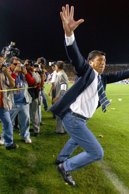 Daniel Passarella  Grita Desaforado frente a la tribuna del Monterrey, Con una manta que dice. "SI NO FUERA UN HINCHA TUYO SERIA UN HINCHA CUALQUIERA"...
14 de Junio Del 2003 MONTERREY CAMPEON.