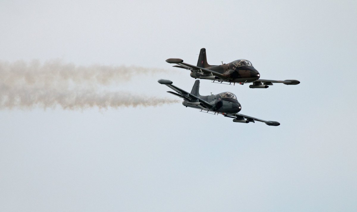 Funtera's tweet image. Here We go..
It&apos;s @cosfordairshow photo time (apologies for a few posts) and starting us off Rolling in Hot is the awesome @StrikeDisplayUK with the Strikemasters #avgeek #RAFCosfordAirshow