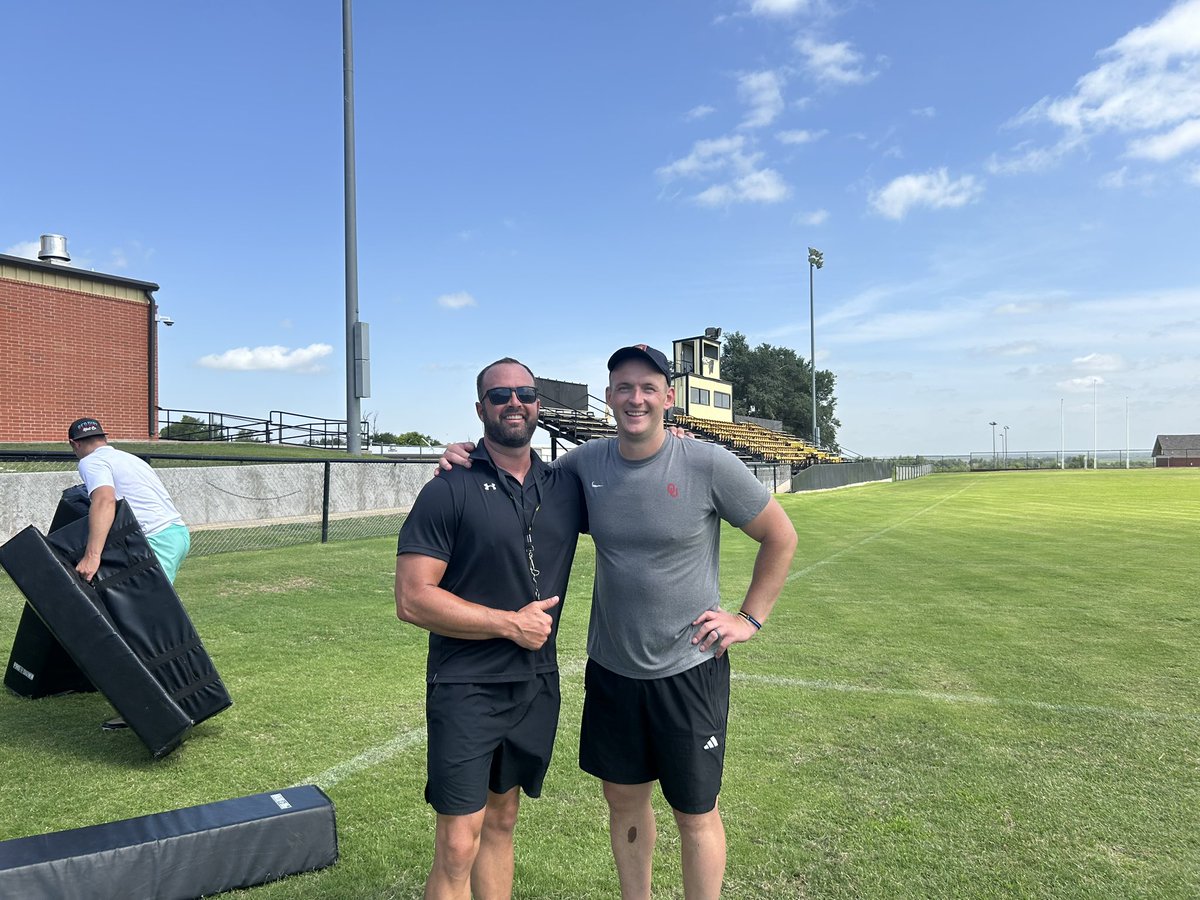 KaleSteed's tweet photo. Pretty cool happenings in Wheeler this morning. The first Austin English and Camden Dorris OL/DL 🏈camp. Canadian natives Dorris and @OU_Football alum, English provides an opportunity for some athletess across the Texas Panhandle to get better! https://t.co/CPkO3jy3TY