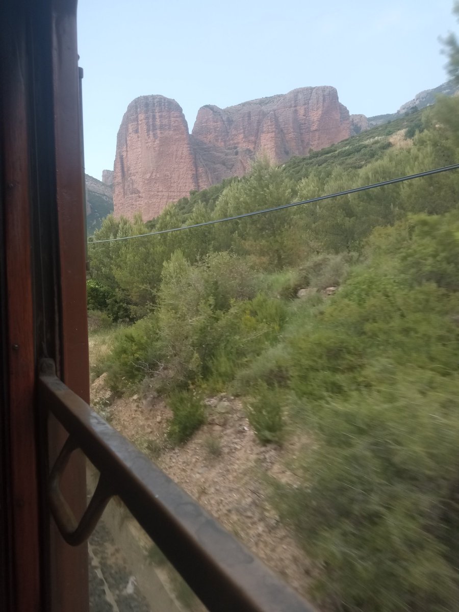 Ver los mallos de Riglos desde el tren Azul, mandar una carta con matasellos y conocer el Pirineo tras venir desde Vigo... algo más que un viaje histórico con <a href="/azaft_org/">AZAFT</a>
