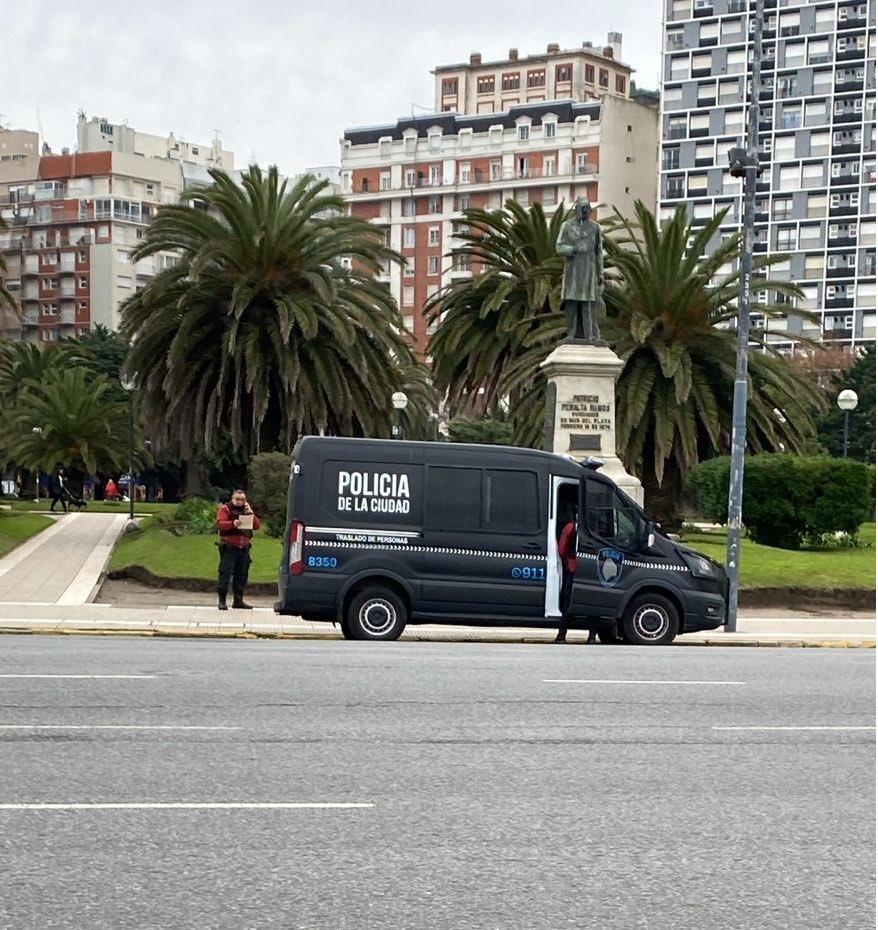 Fernanda Raverta (@ferraverta) on Twitter photo Cinco móviles de la Policía de CABA en Mar del Plata. ¿Qué hacen acá <a href="/gmontenegro_ok/">Guillermo Montenegro</a> ?
Quiero creer que no vinieron a reprimir a los vecinos/as marplatenses, que nos movilizamos en paz contra la proscripción de <a href="/CFKArgentina/">Cristina Kirchner</a> , ahora en el puente.
En la Argentina de Milei, Cinco móviles de la Policía de CABA en Mar del Plata. ¿Qué hacen acá <a href="/gmontenegro_ok/">Guillermo Montenegro</a> ?
Quiero creer que no vinieron a reprimir a los vecinos/as marplatenses, que nos movilizamos en paz contra la proscripción de <a href="/CFKArgentina/">Cristina Kirchner</a> , ahora en el puente.
En la Argentina de Milei,