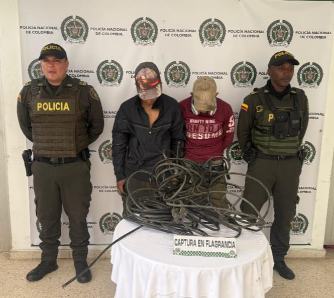 Oportuna reacción de la <a href="/PoliciaCali/">Policía Metropolitana Santiago de Cali</a> con el apoyo de Seguridad de <a href="/EMCALIoficial/">EMCALI 🇨🇴</a> , se aprehenden 2 Individuos que presuntamente hurtaban infraestructura de Servicios públicos de <a href="/EMCALIoficial/">EMCALI 🇨🇴</a> .
<a href="/Seguridad_Atlas/">Grupo Atlas</a> <a href="/ccsprivada/">Cámara Colombiana de la Seguridad Privada</a> <a href="/SeguridadCali/">Seguridad y Justicia</a> <a href="/JGarciaG1/">Jairo Garcia G</a>